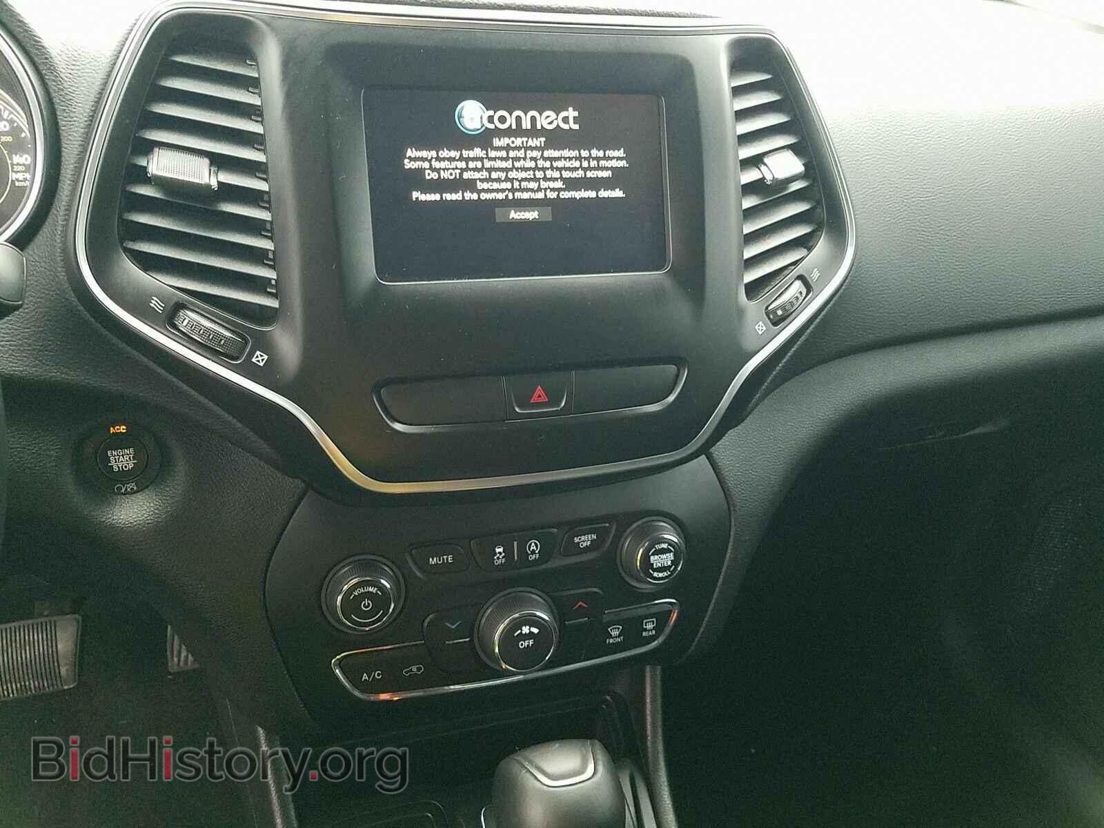 2019 Jeep Cherokee - VIN: 1C4PJLLB0KD204318 - Photo 4