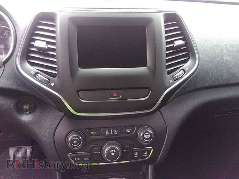 2019 Jeep Cherokee - VIN: 1C4PJLLB8KD204308 - Photo 4