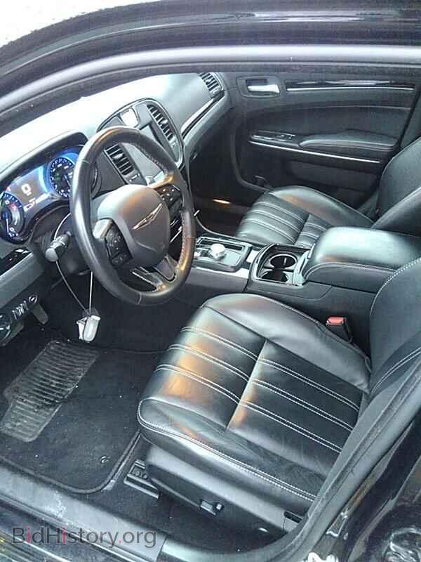 2019 Chrysler 300 - VIN: 2C3CCABG9KH555441 - Фото 3