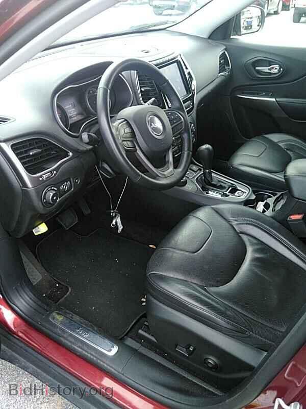2019 Jeep Cherokee - VIN: 1C4PJMDX0KD166301 - Фото 3