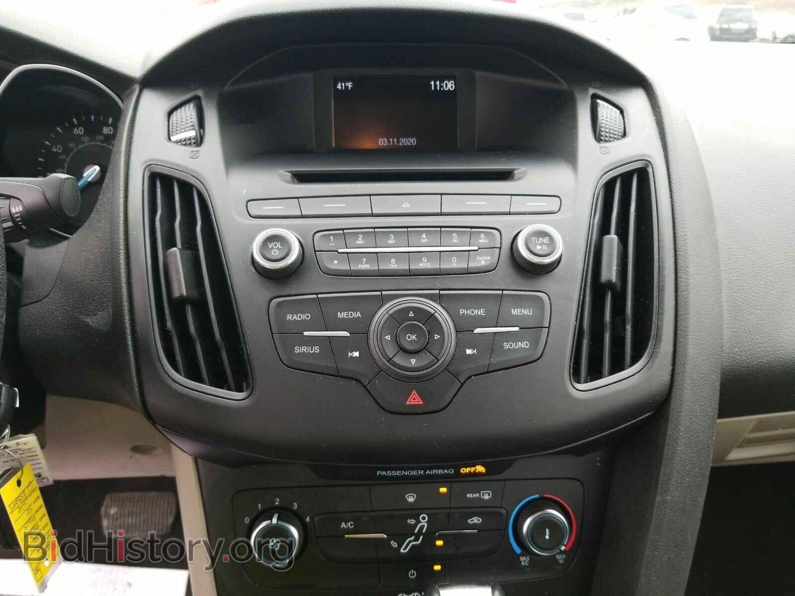 2016 Ford Focus - VIN: 1FADP3F25GL358295 - Photo 4