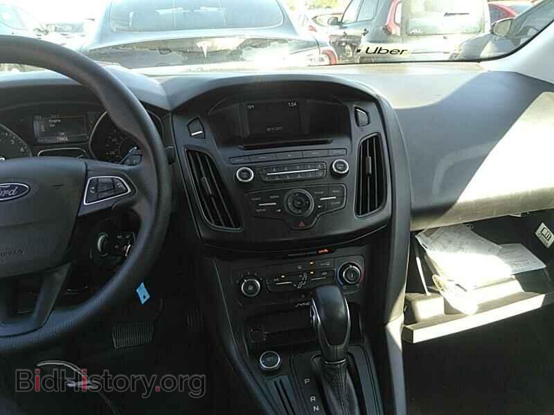2017 Ford Focus - VIN: 1FADP3F29HL300210 - Фото 4