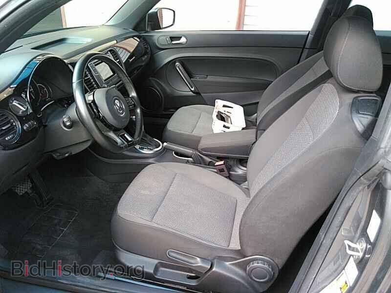 2018 Volkswagen Beetle - VIN: 3VWFD7ATXJM717257 - Фото 3
