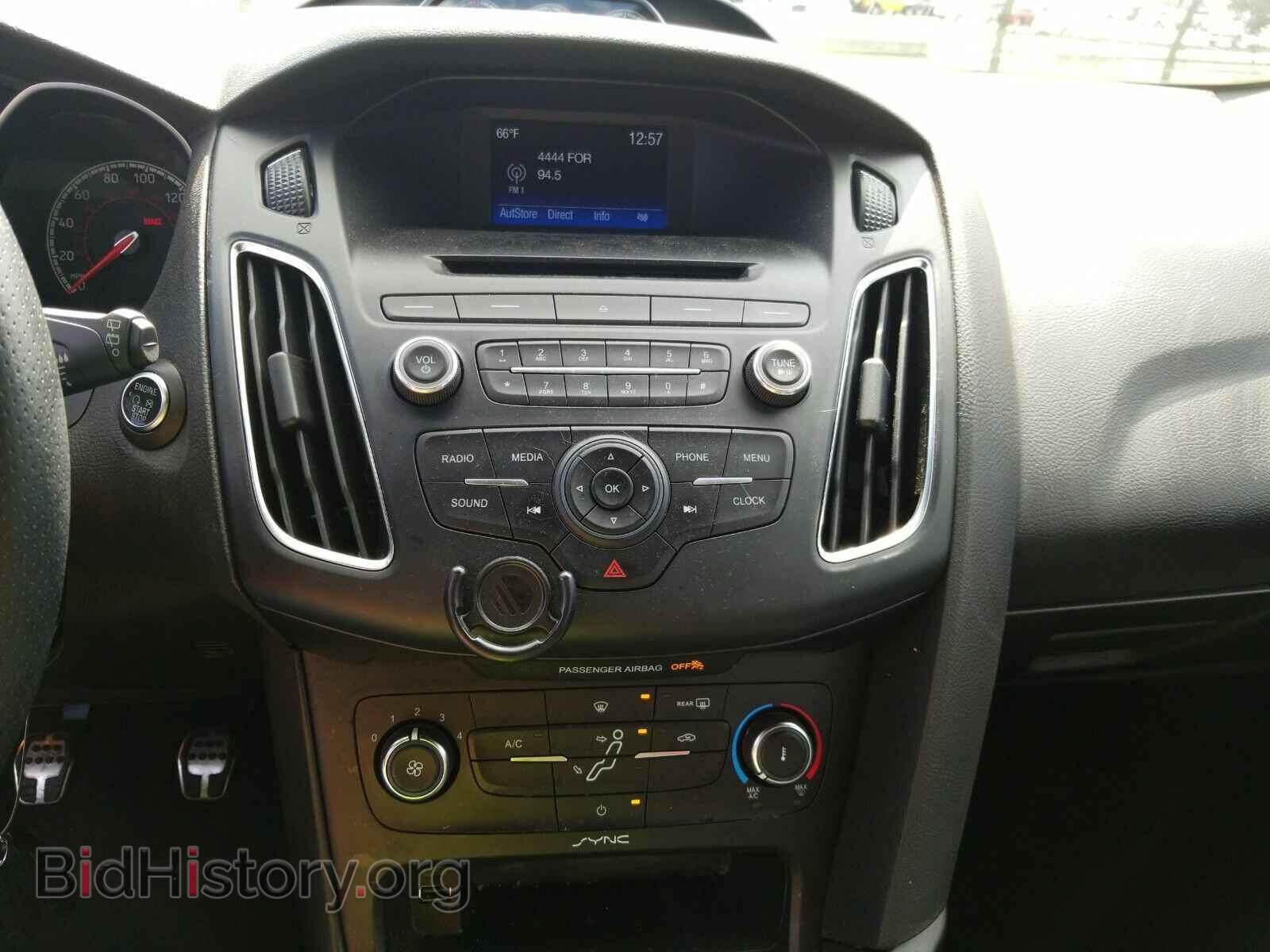 2016 Ford Focus - VIN: 1FADP3L95GL211105 - Photo 4