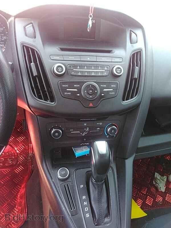 2016 Ford Focus - VIN: 1FADP3F28GL369064 - Photo 4