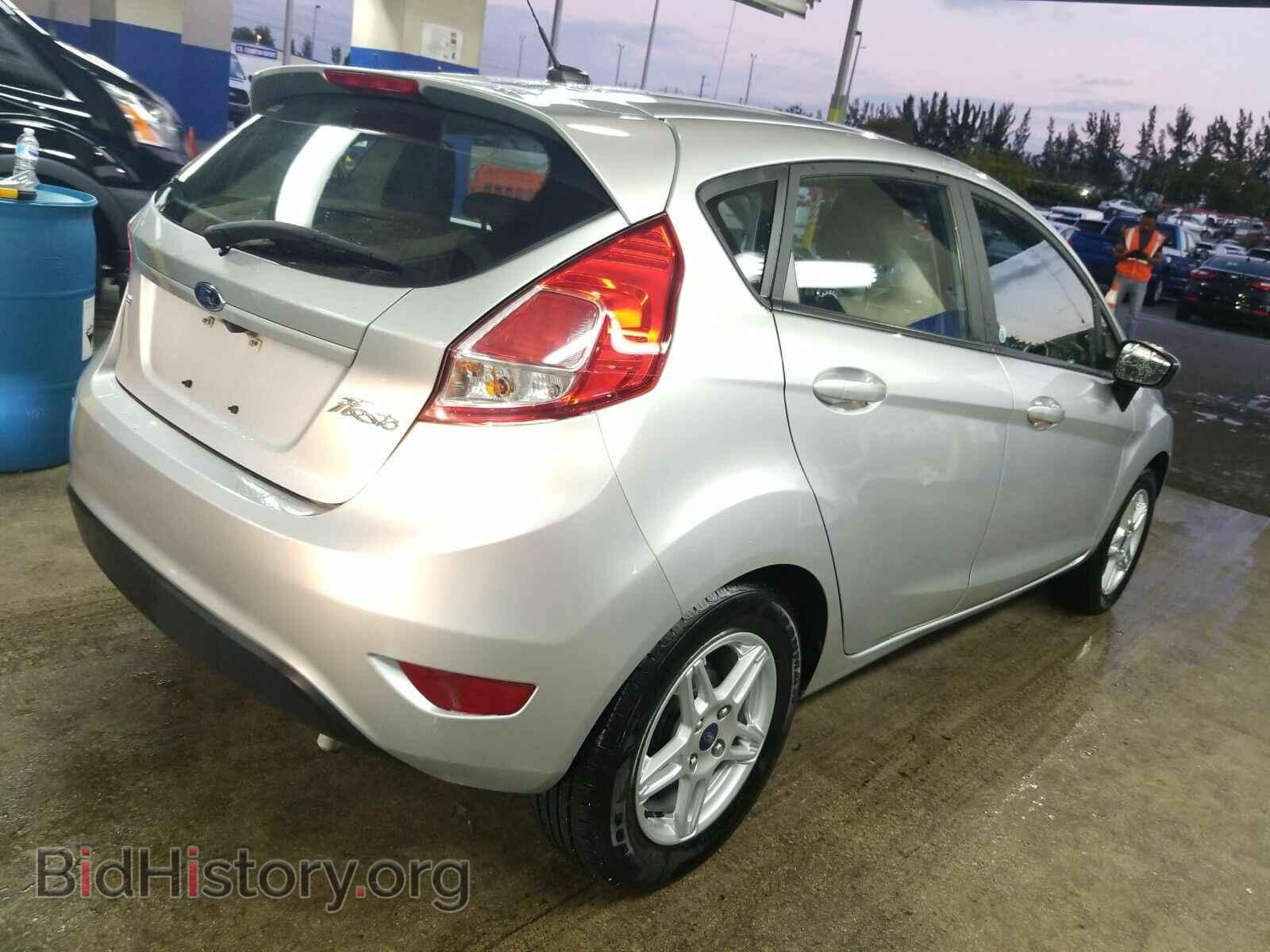 2018 Ford Fiesta - VIN: 3FADP4EJ3JM117596 - Фото 2