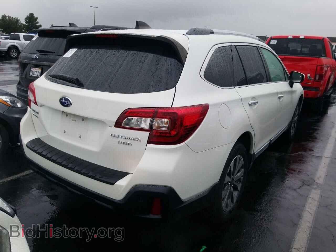 2018 Subaru Outback - VIN: 4S4BSETC0J3209529 - Фото 2