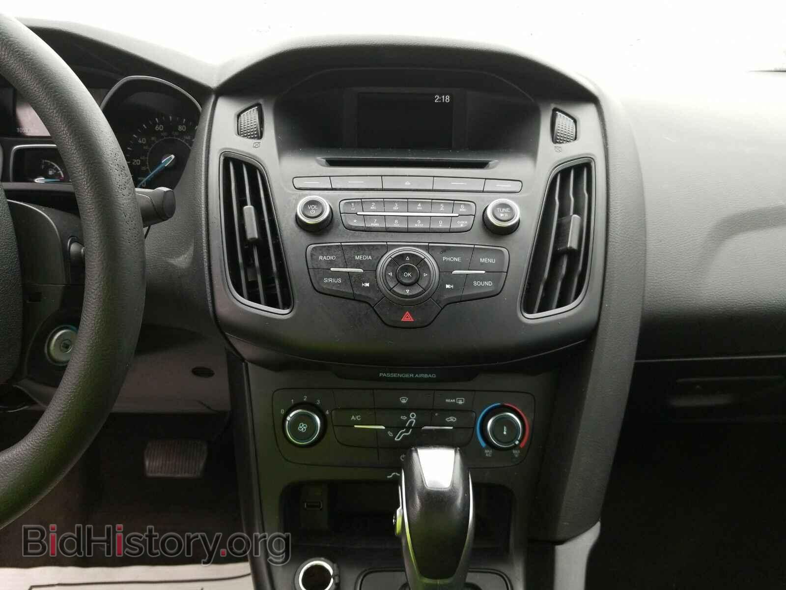 2016 Ford Focus - VIN: 1FADP3F27GL370951 - Photo 4
