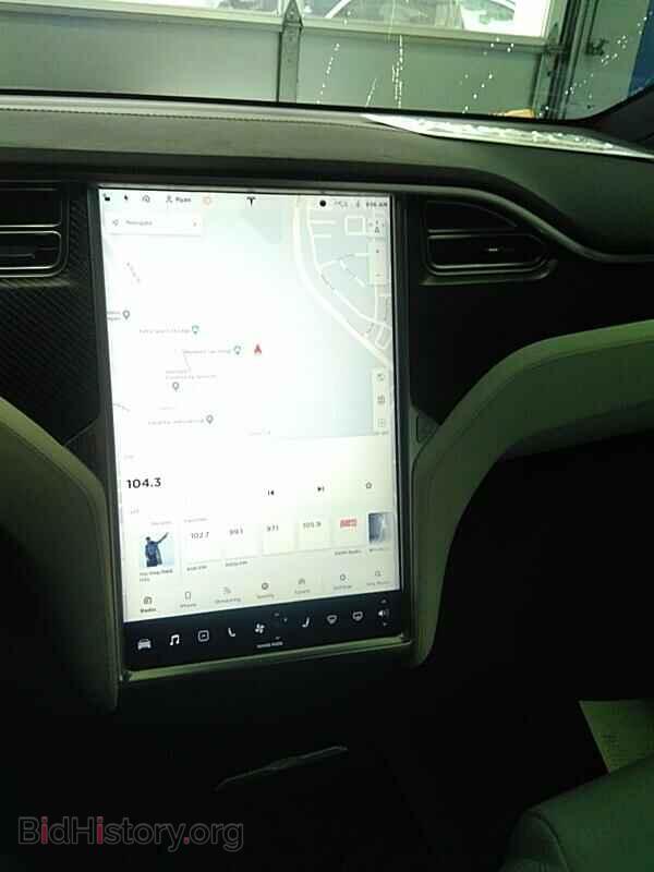 2017 Tesla Model X - VIN: 5YJXCBE21HF066873 - Фото 4
