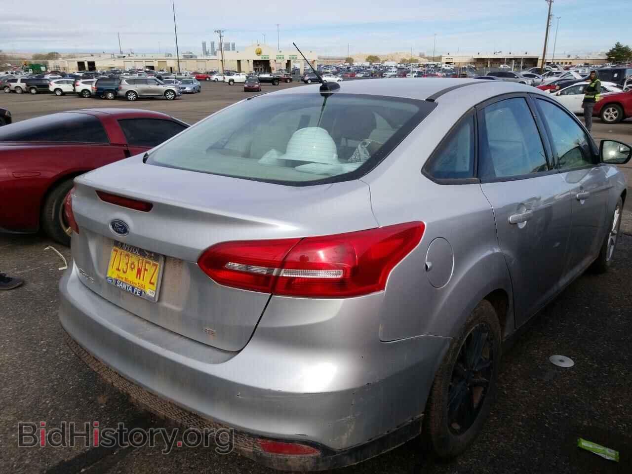 2018 Ford Focus - VIN: 1FADP3F21JL211253 - Фото 2