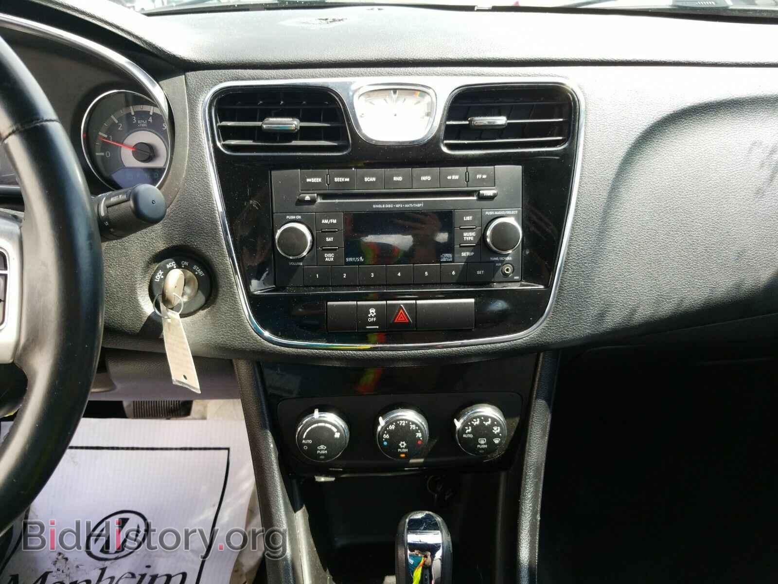 2014 Chrysler 200 - VIN: 1C3BCBEB6EN157939 - Photo 4