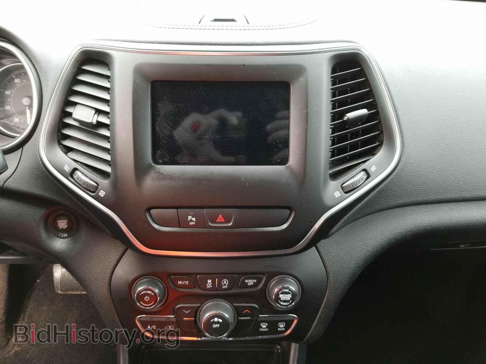 2019 Jeep Cherokee - VIN: 1C4PJMLB4KD104048 - Photo 4