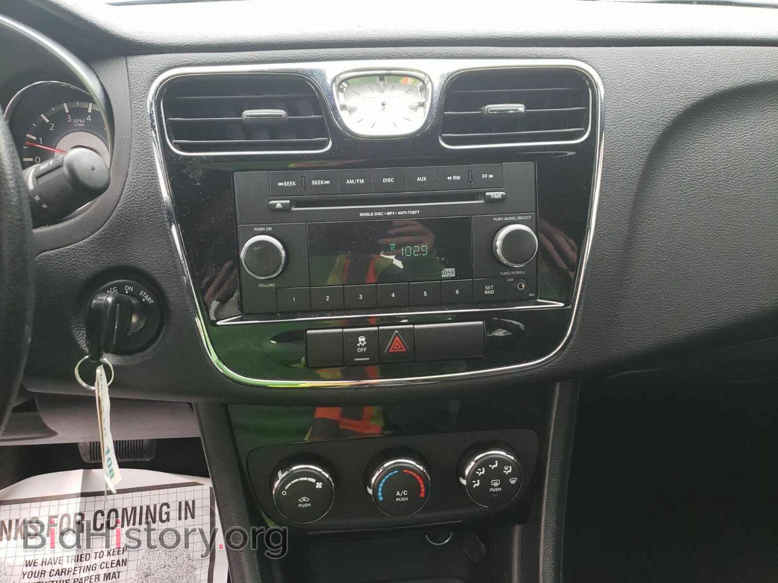 2014 Chrysler 200 - VIN: 1C3CCBAB1EN205910 - Фото 4