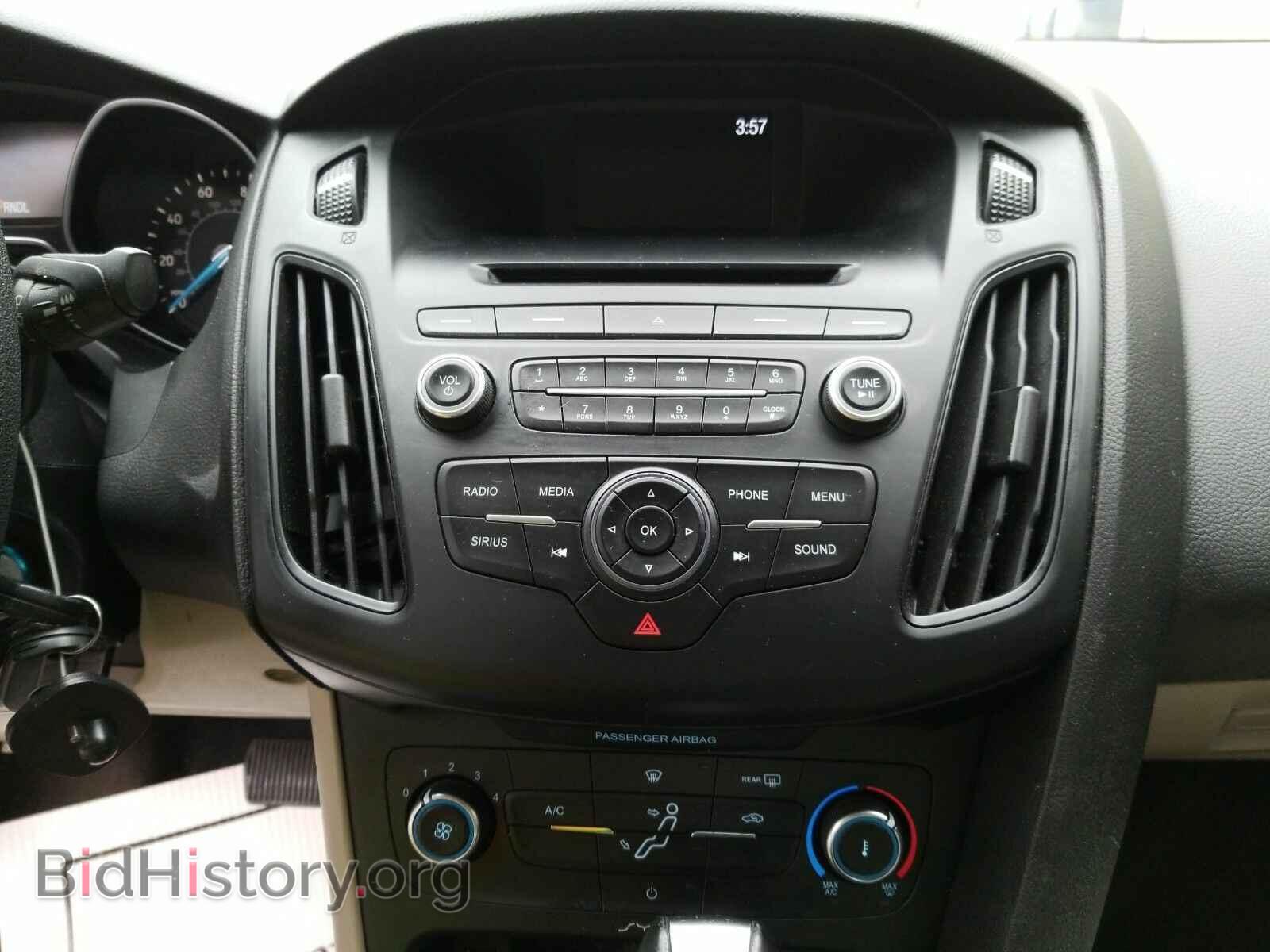 2016 Ford Focus - VIN: 1FADP3F22GL304257 - Photo 4