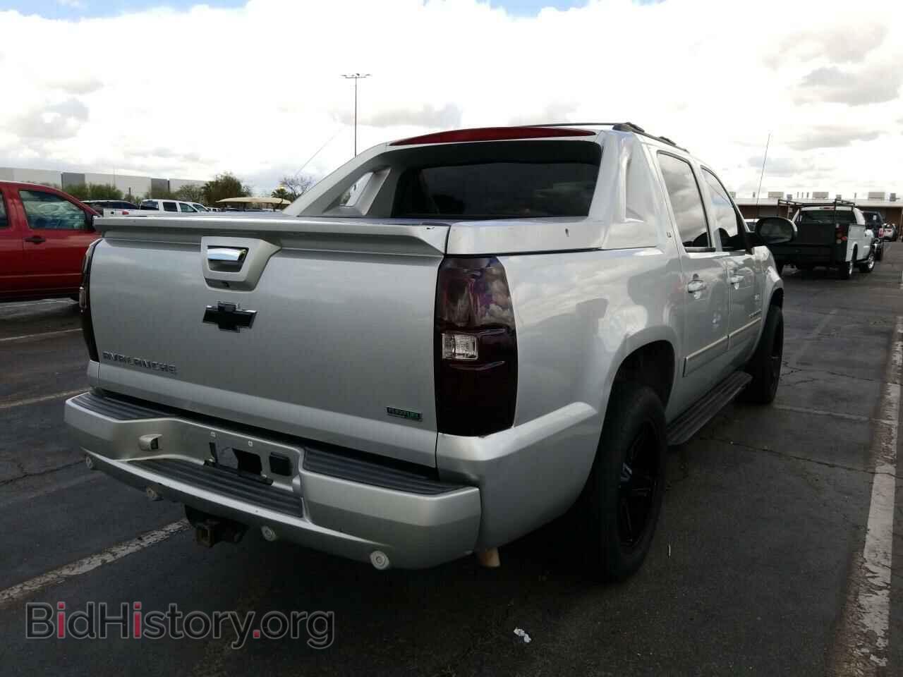 2011 Chevrolet Avalanche - VIN: 3GNMCFE08BG314411 - Фото 2