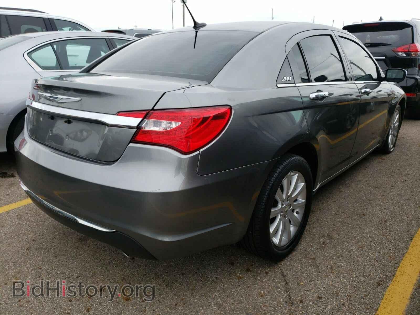 2013 Chrysler 200 - VIN: 1C3CCBCGXDN601812 - Фото 2