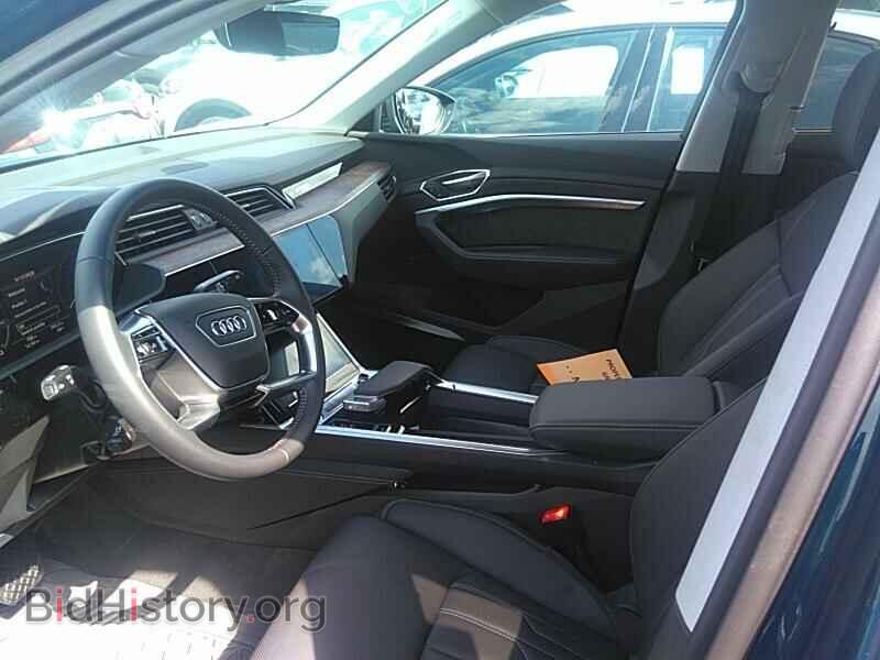 2019 Audi e-tron - VIN: WA1VAAGE6KB009975 - Фото 3