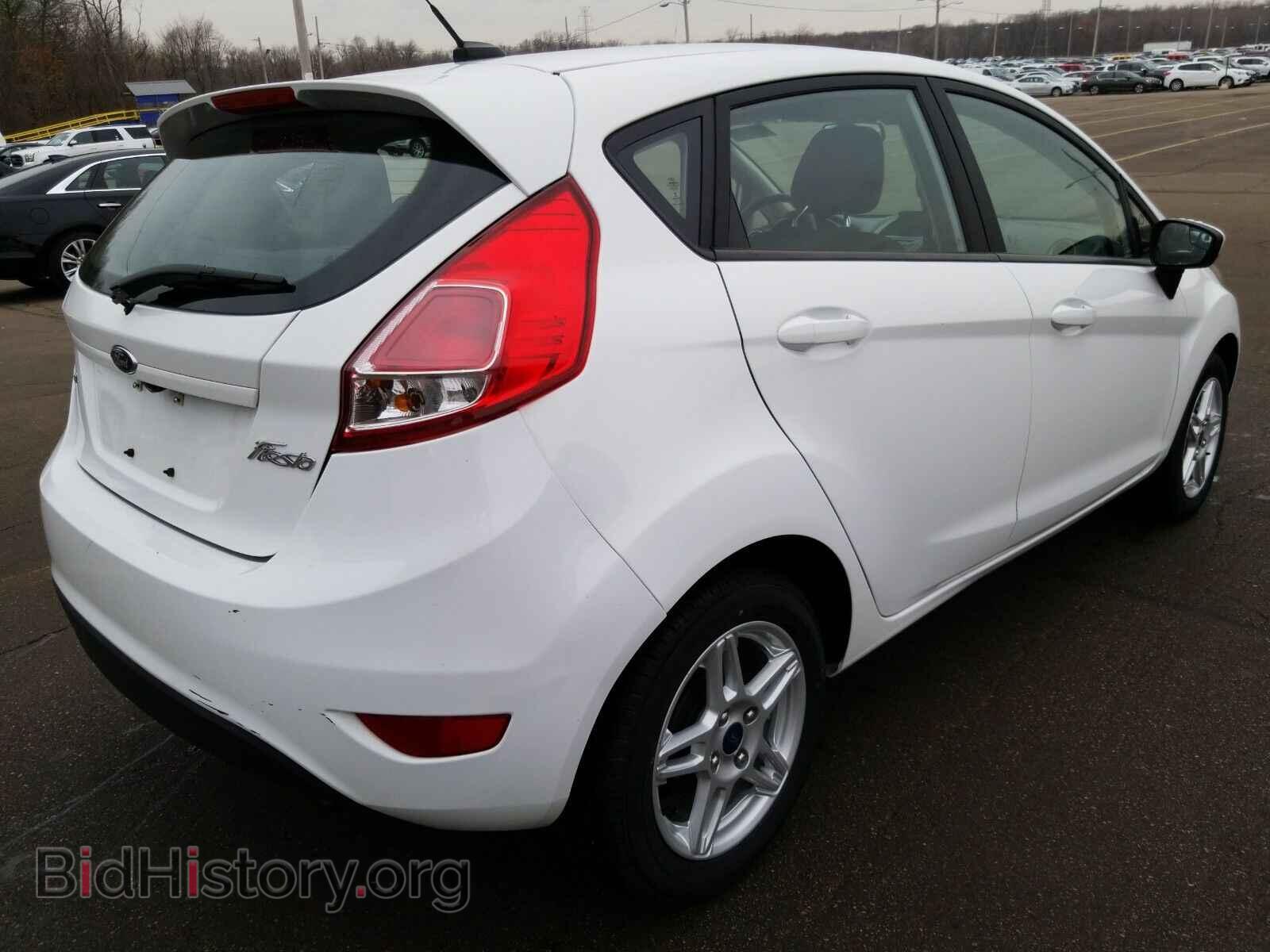 2018 Ford Fiesta - VIN: 3FADP4EJ6JM127894 - Фото 2