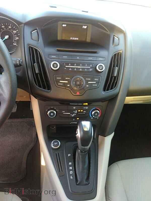 2016 Ford Focus - VIN: 1FADP3K21GL204043 - Photo 4