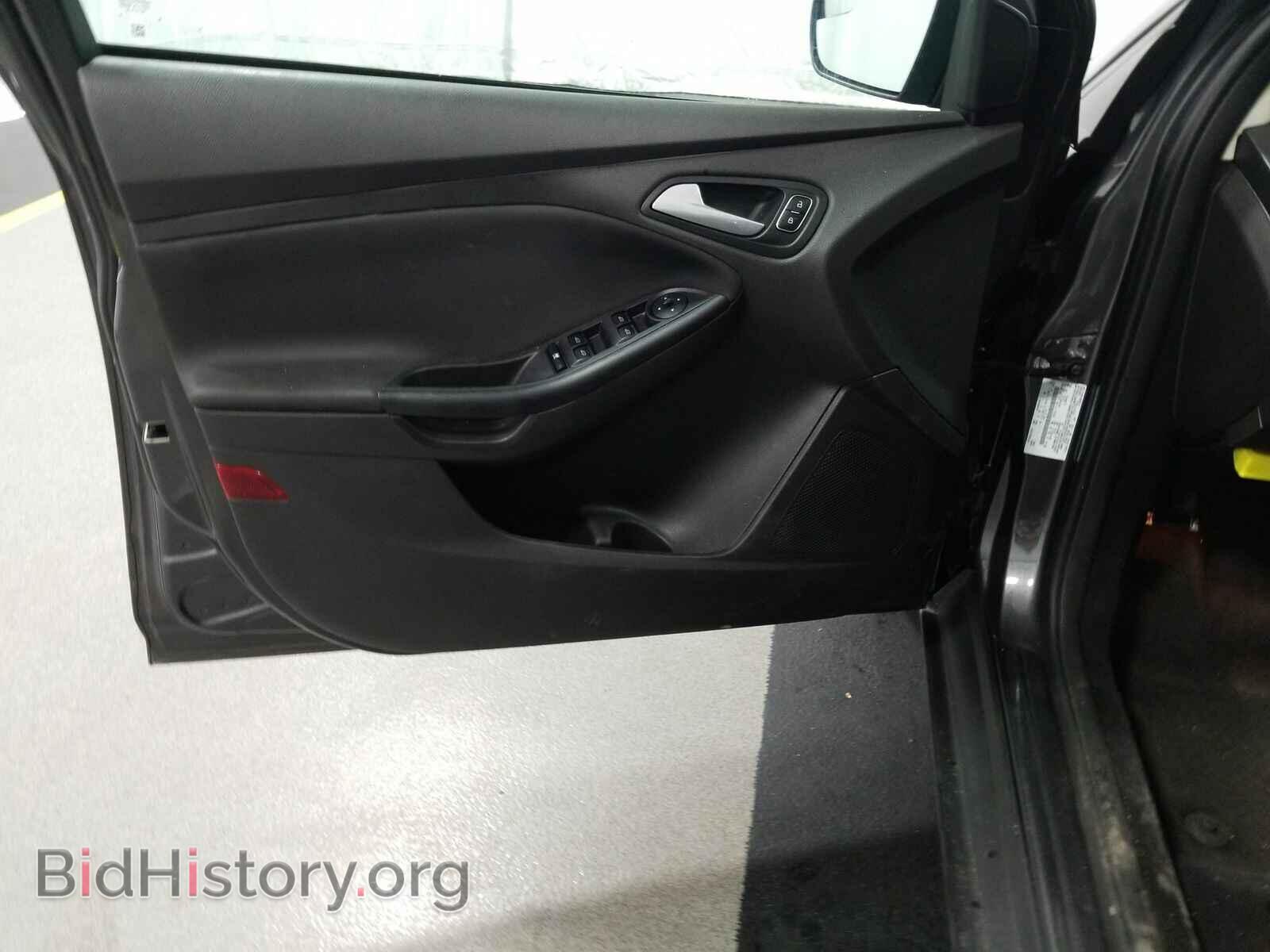 2016 Ford Focus - VIN: 1FADP3F20GL355207 - Photo 9