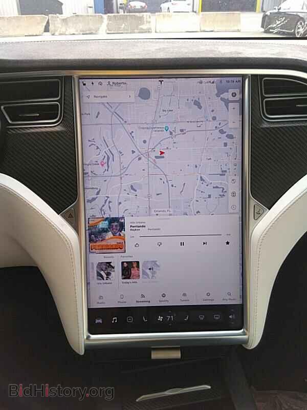 2017 Tesla Model X - VIN: 5YJXCDE29HF052036 - Фото 4