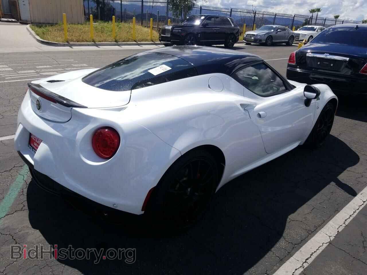 2016 Alfa Romeo 4C - VIN: ZARBAAA47GM181703 - Фото 2