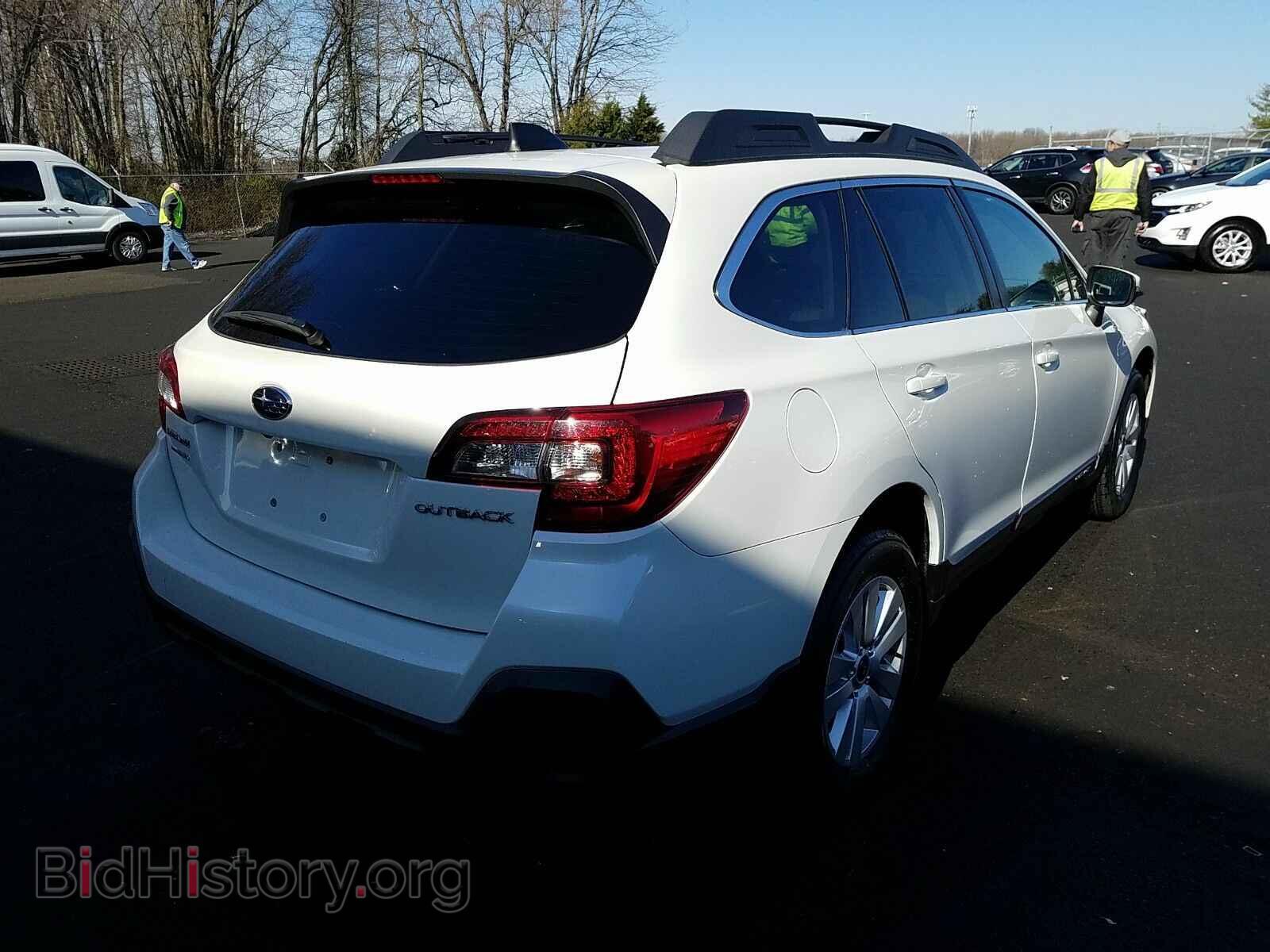 2018 Subaru Outback - VIN: 4S4BSAFC5J3274381 - Фото 2