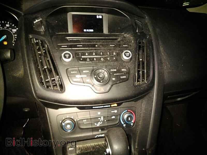 2017 Ford Focus - VIN: 1FADP3E24HL200758 - Фото 4