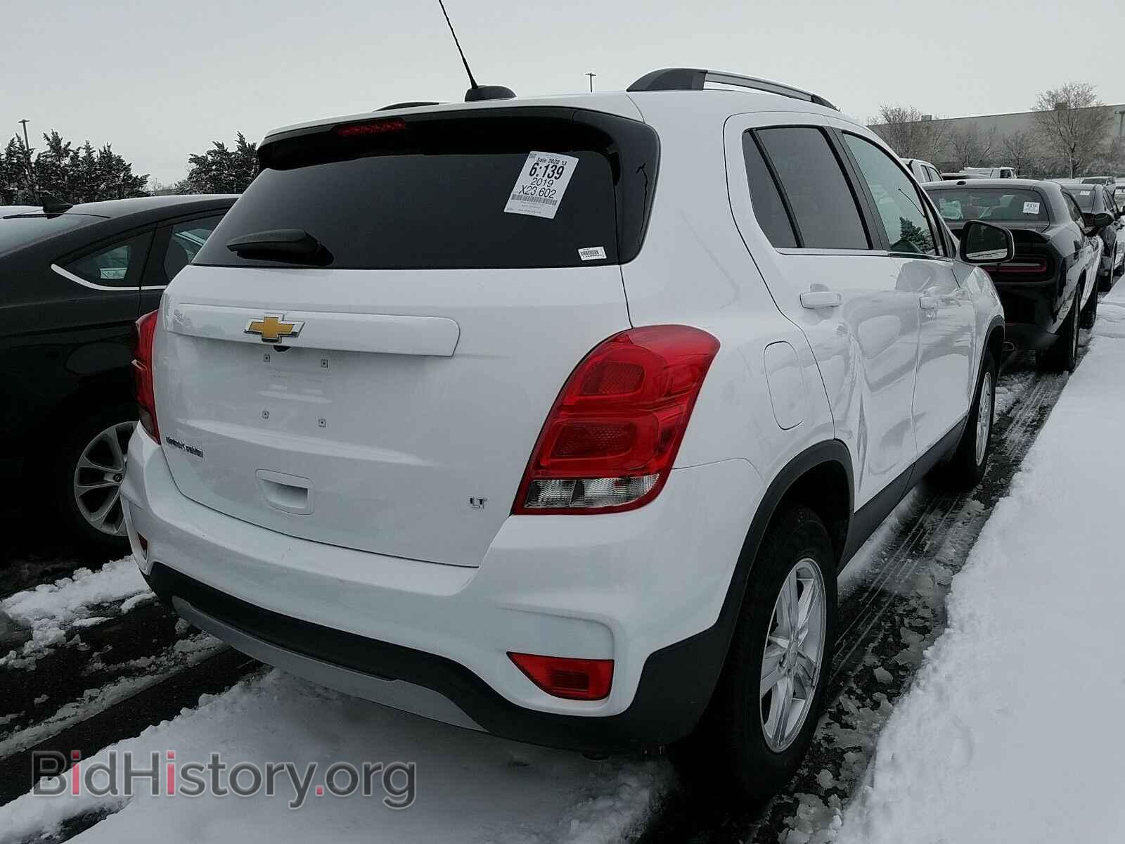 2019 Chevrolet Trax - VIN: 3GNCJPSB3KL371507 - Фото 2