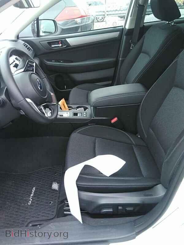 2019 Subaru Outback - VIN: 4S4BSAFC3K3379745 - Фото 3