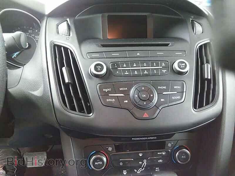 2017 Ford Focus - VIN: 1FADP3FEXHL228623 - Photo 4