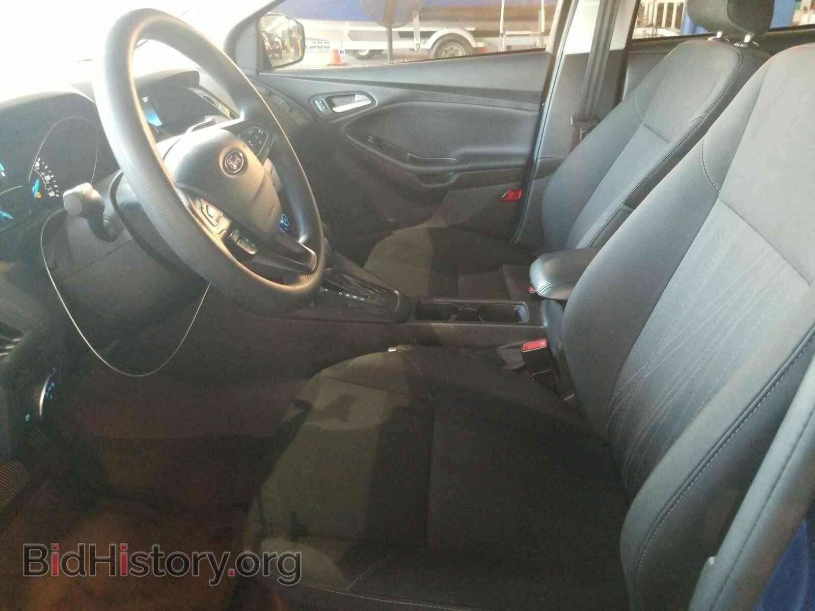 2018 Ford Focus - VIN: 1FADP3F25JL212843 - Фото 3