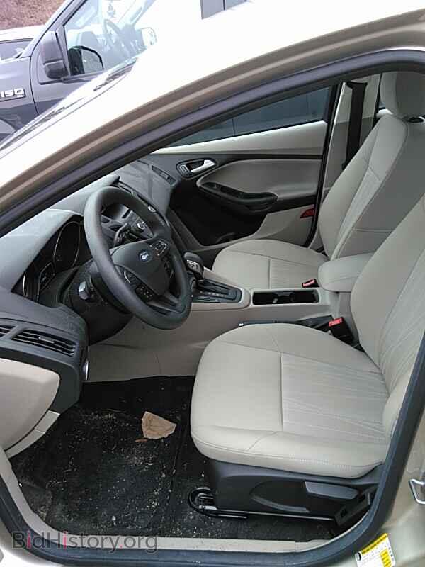 2017 Ford Focus - VIN: 1FADP3F25HL270347 - Фото 3