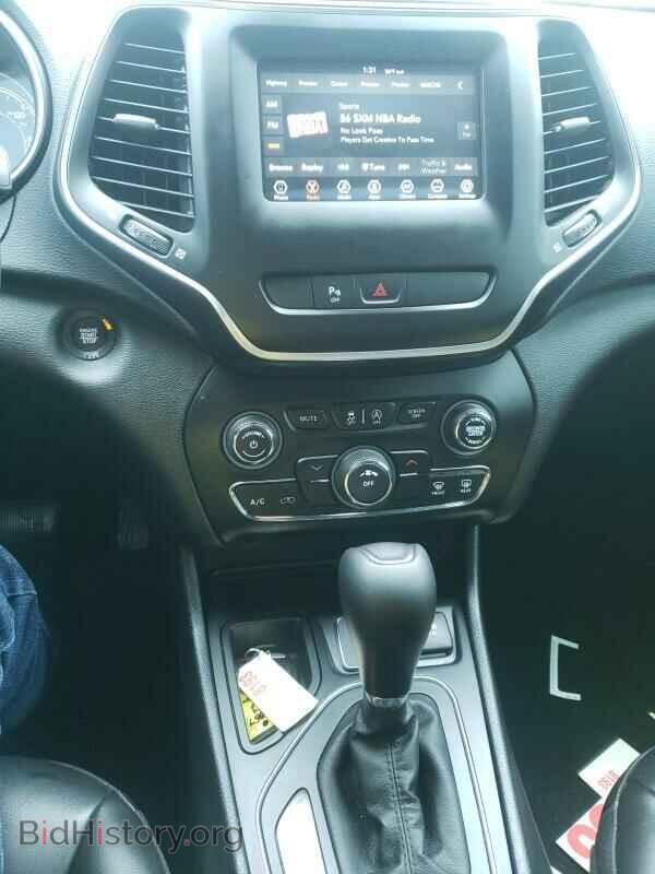 2019 Jeep Cherokee - VIN: 1C4PJLLB1KD301057 - Фото 4