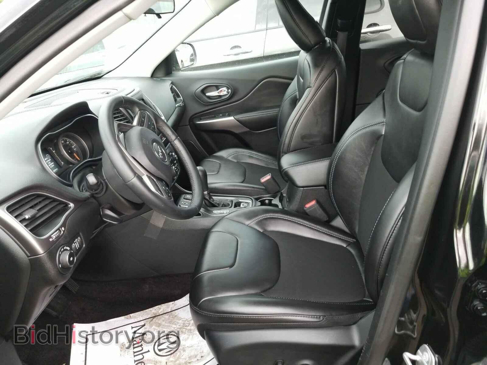 2019 Jeep Cherokee - VIN: 1C4PJLLB4KD196952 - Photo 3