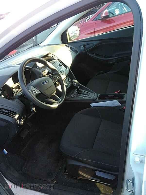 2016 Ford Focus - VIN: 1FADP3E28GL294996 - Photo 3