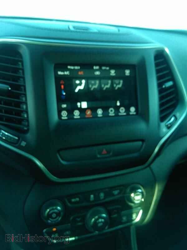 2019 Jeep Cherokee - VIN: 1C4PJLLB6KD154315 - Photo 4