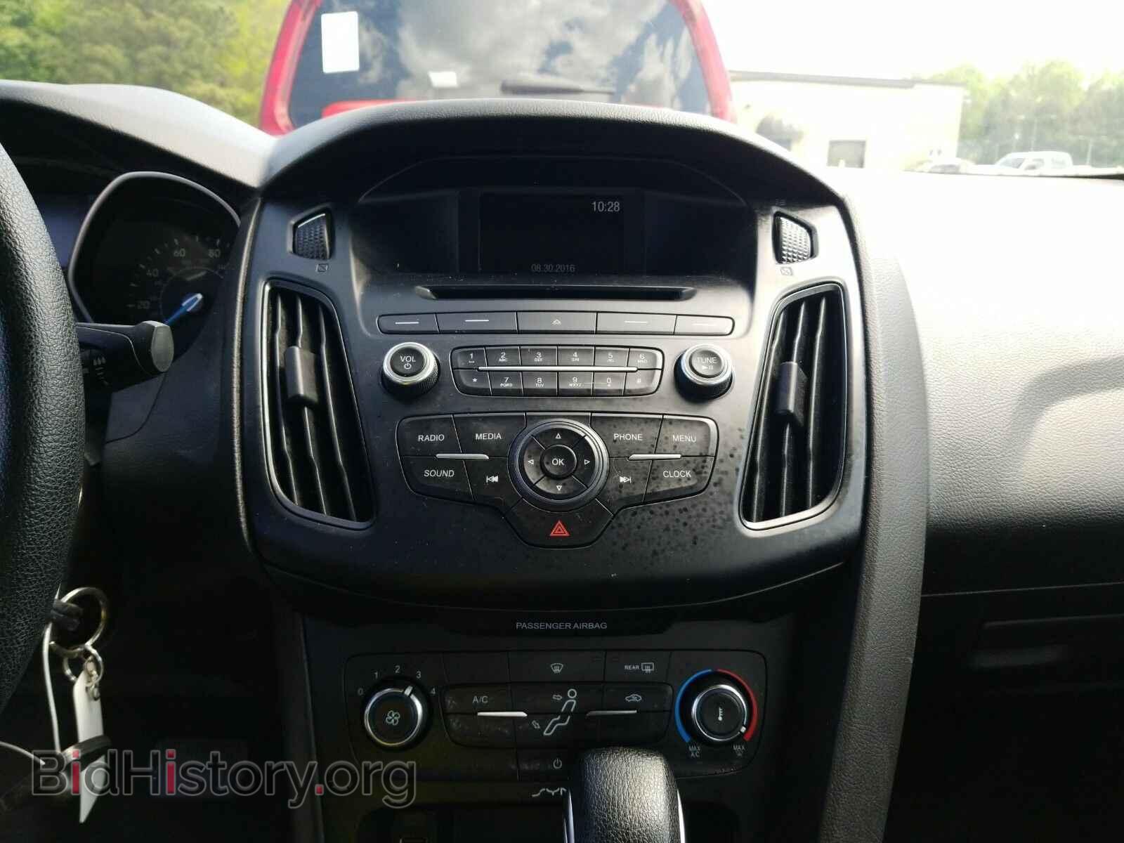 2016 Ford Focus - VIN: 1FADP3E29GL318383 - Photo 4