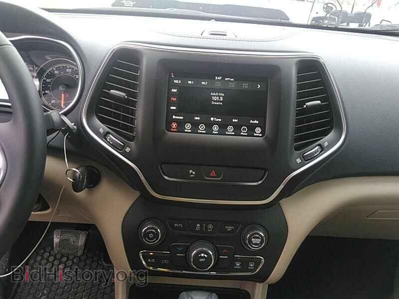 2019 Jeep Cherokee - VIN: 1C4PJLCB2KD358870 - Photo 4
