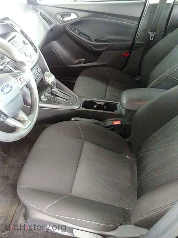 2017 Ford Focus - VIN: 1FADP3F24HL241891 - Фото 3