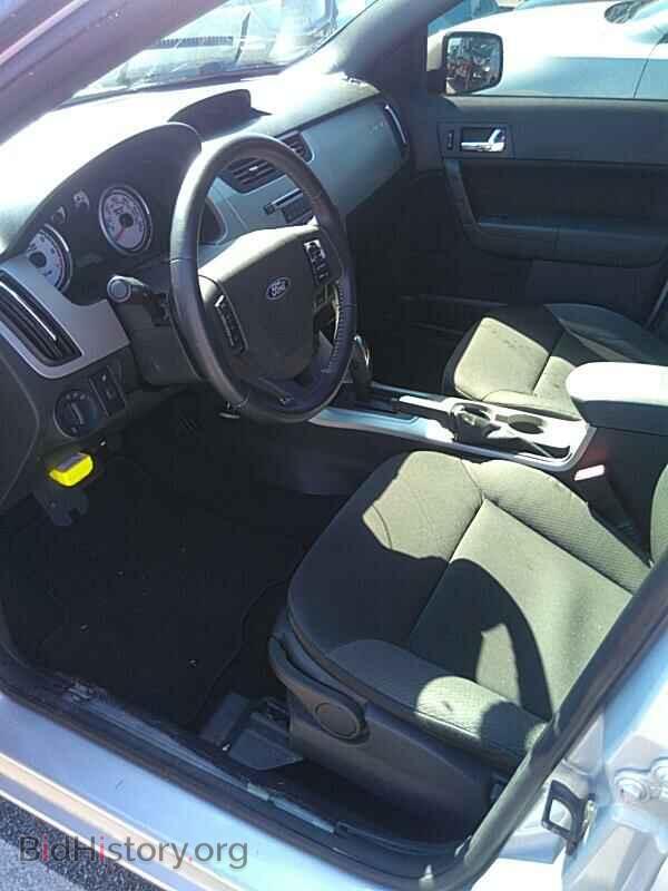 2008 Ford Focus - VIN: 1FAHP35N28W243747 - Фото 3