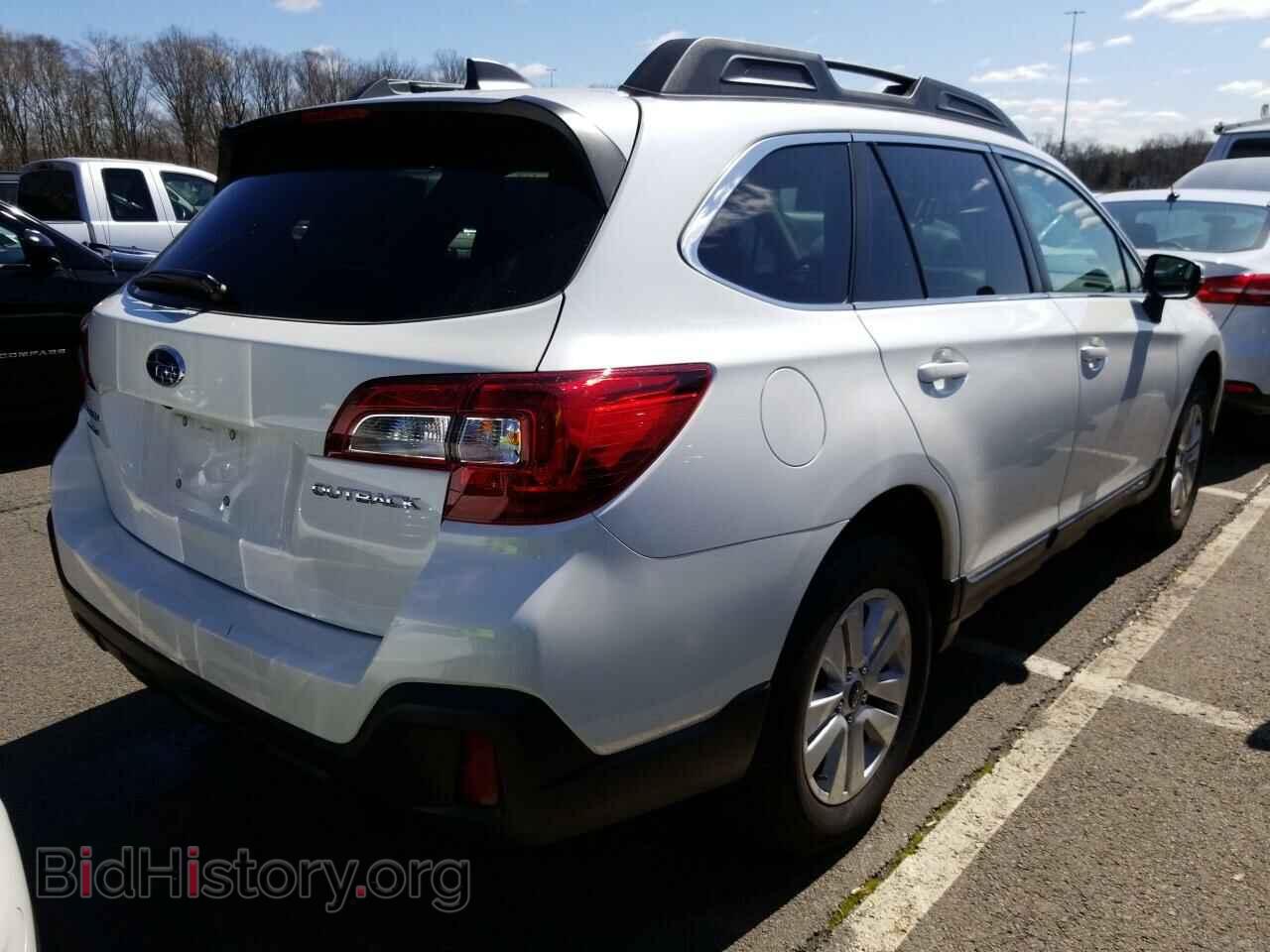 2019 Subaru Outback - VIN: 4S4BSAFC2K3351256 - Фото 2