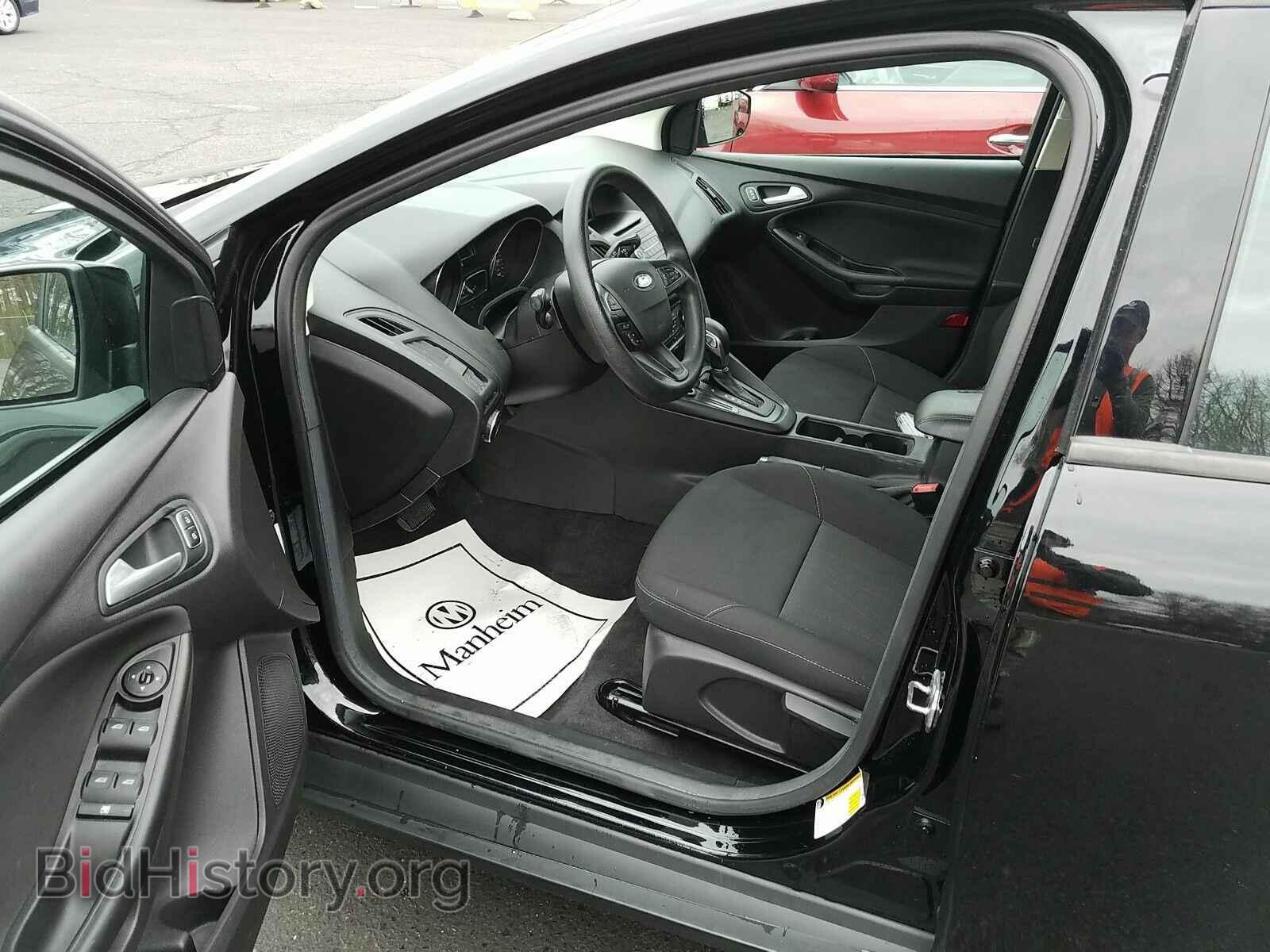 2017 Ford Focus - VIN: 1FADP3F22HL220795 - Фото 3