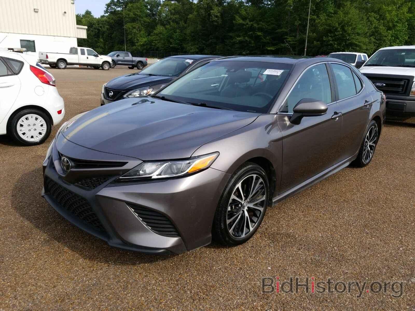 Photo 4T1B11HK4JU641076 - Toyota Camry 2018