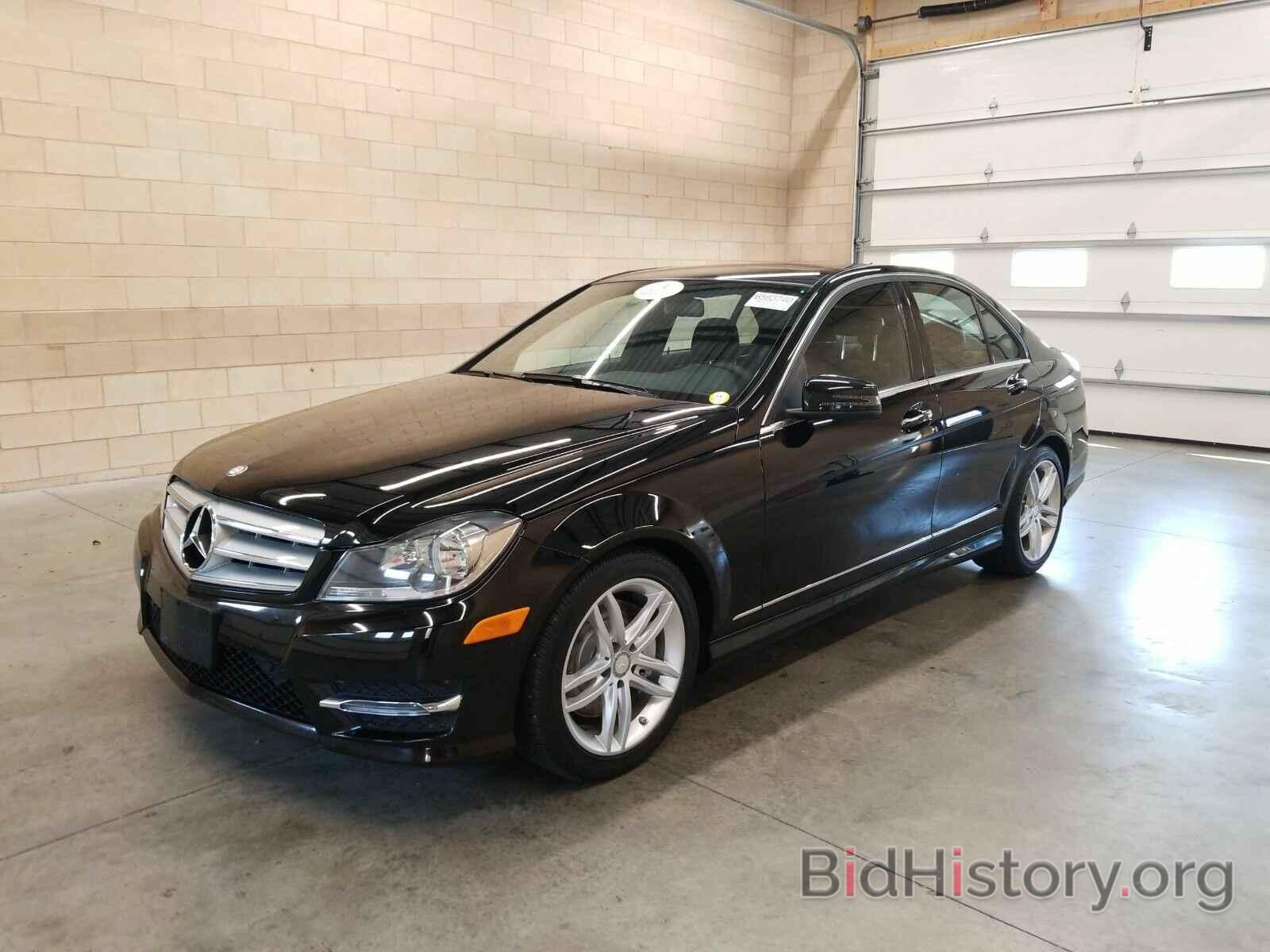 Photo WDDGF8AB1DR293278 - Mercedes-Benz C-Class 2013