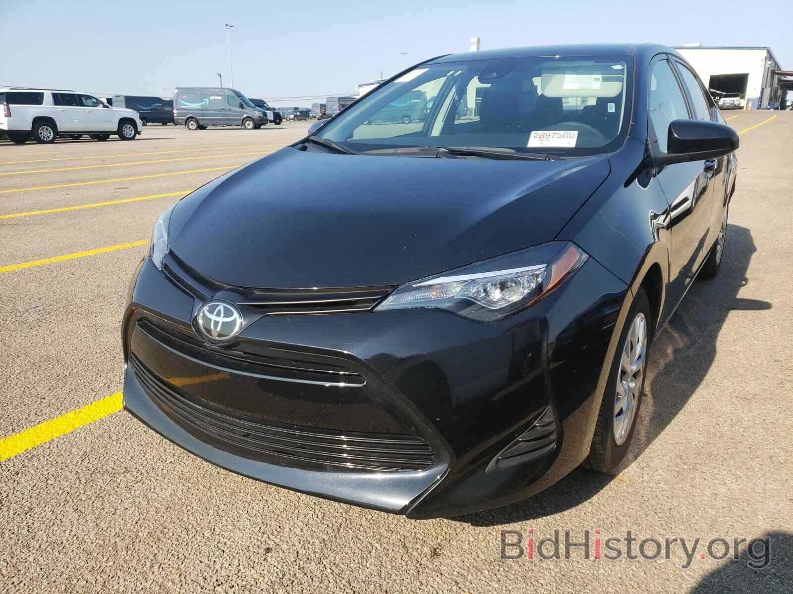 Photo 5YFBURHE0KP893247 - Toyota Corolla LE 2019