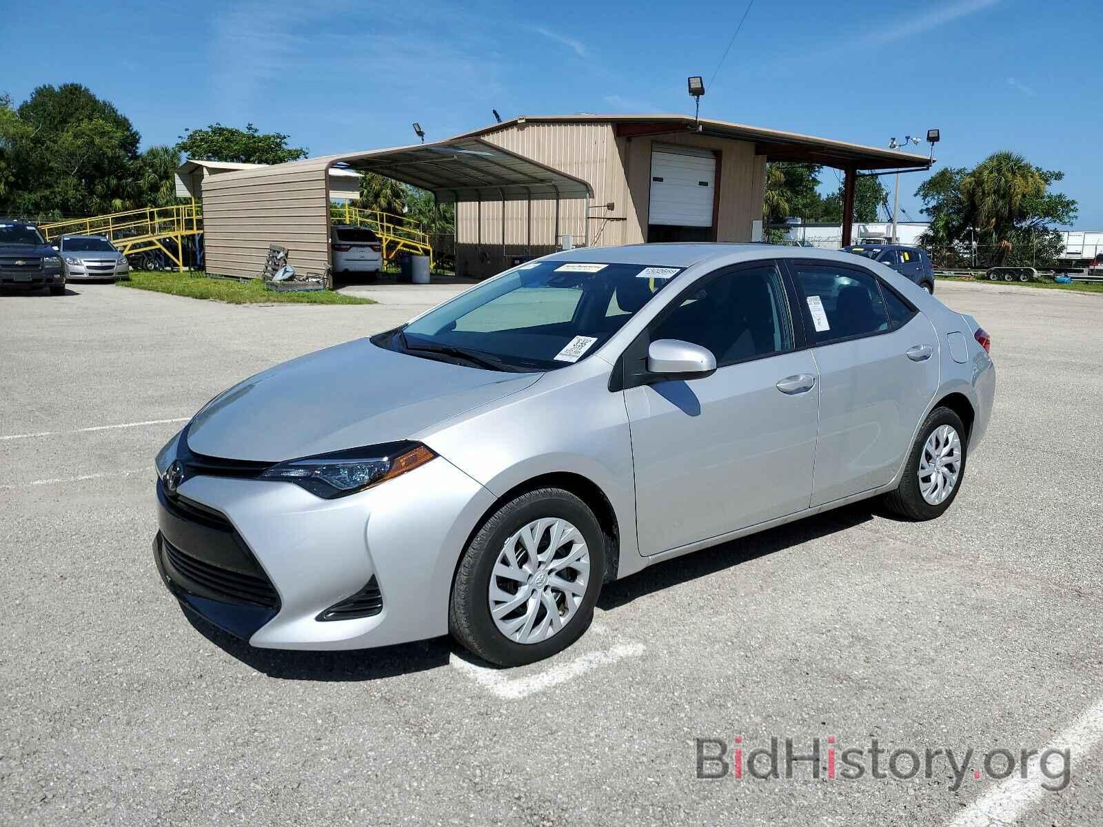 Photo 5YFBURHE2KP883075 - Toyota Corolla LE 2019