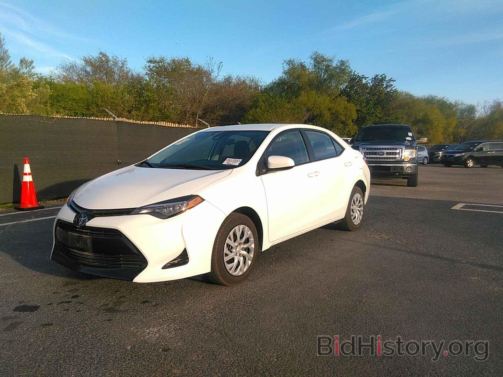 Photo 5YFBURHE1KP874285 - Toyota Corolla LE 2019