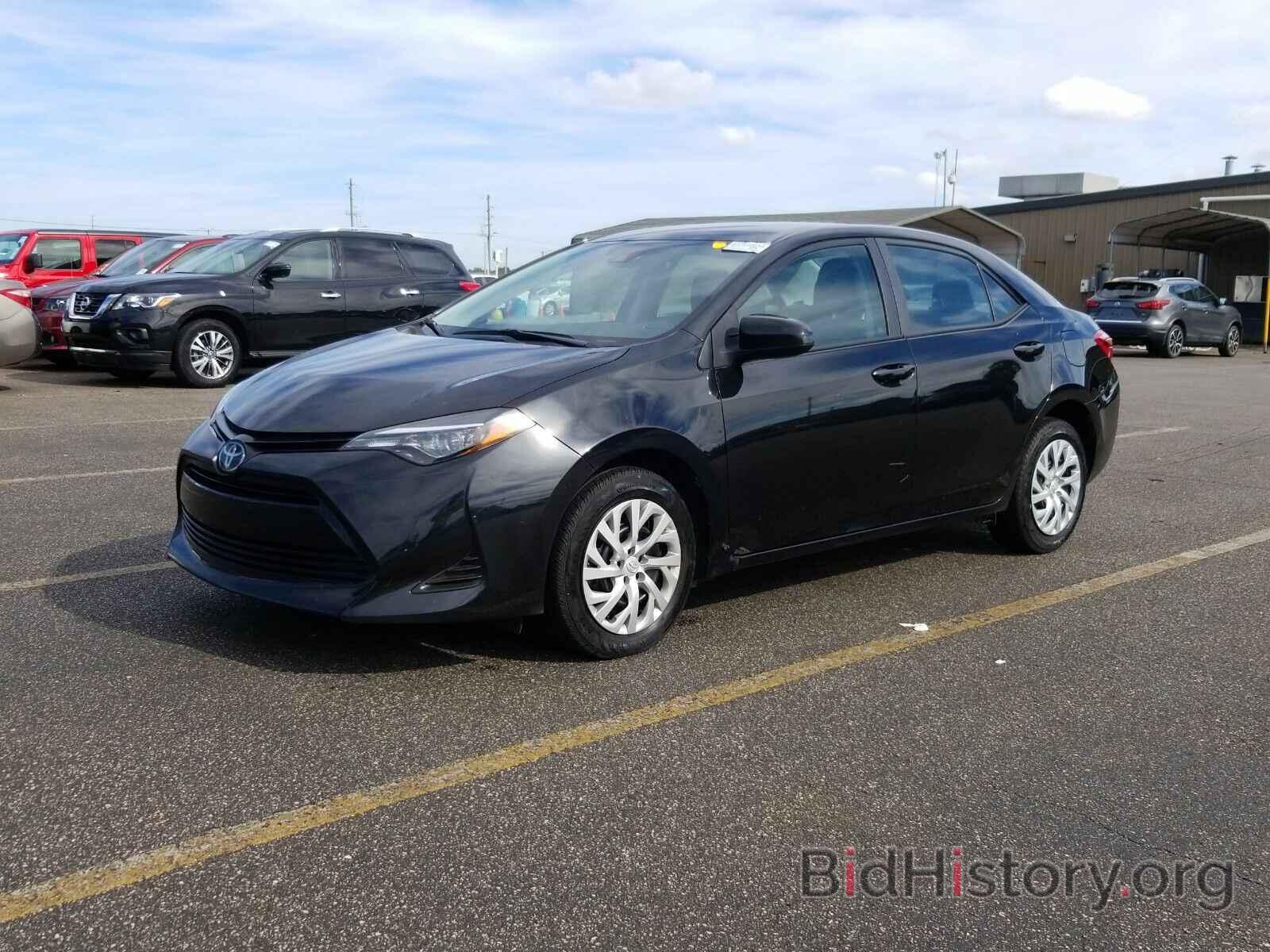 Photo 5YFBURHE2KP946983 - Toyota Corolla LE 2019