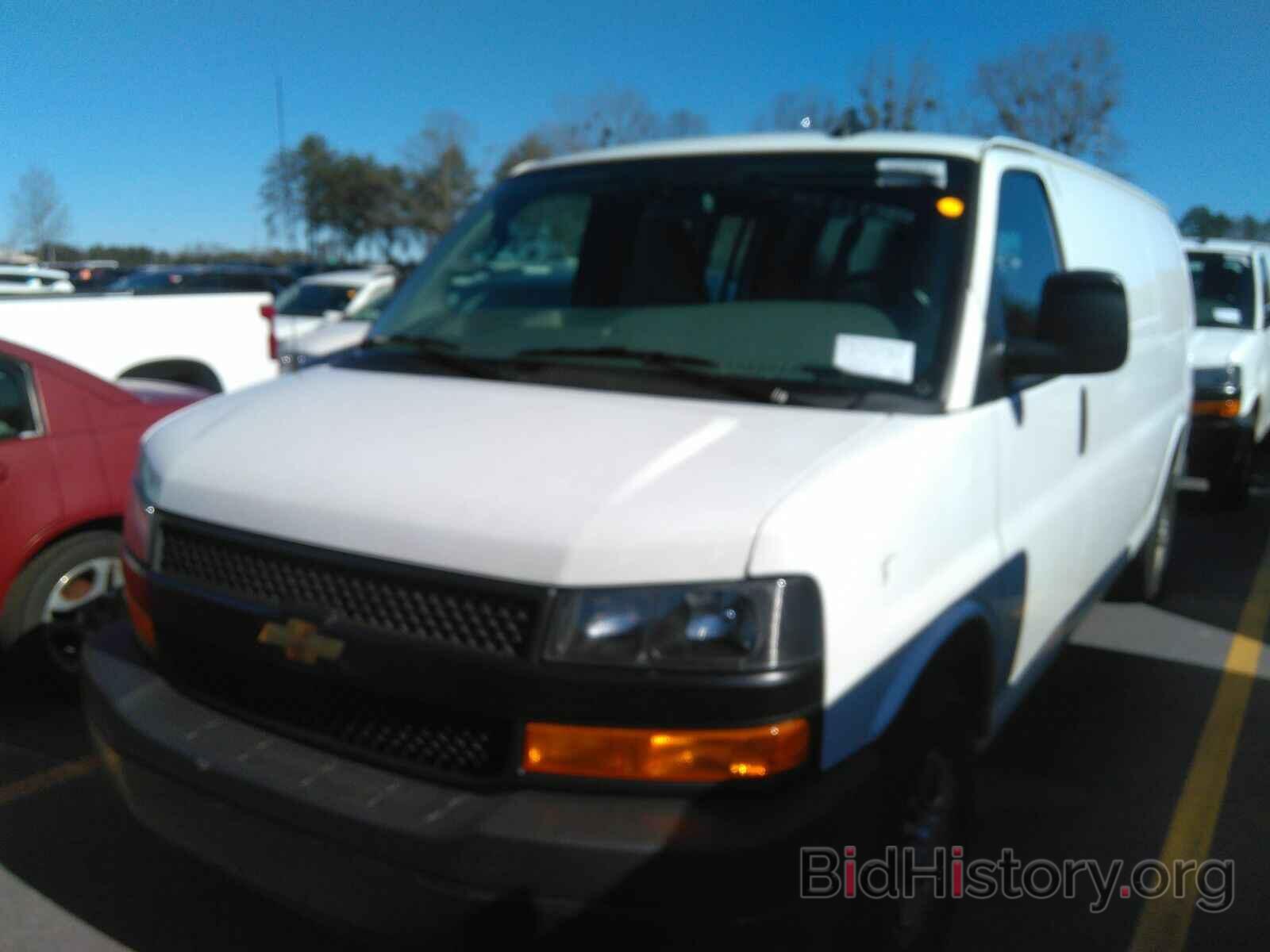 Photo 1GCWGBFG4L1130142 - Chevrolet Express Cargo Van 2020